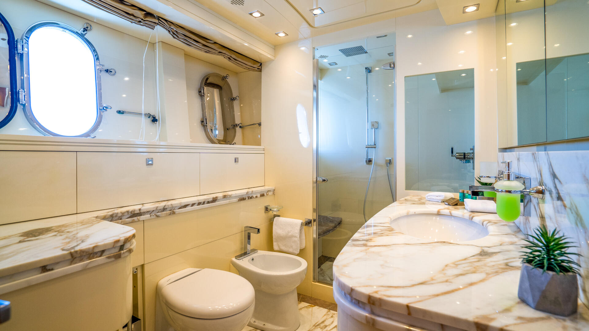 17-Cynthia-Master-cabin-bathroom_.jpg