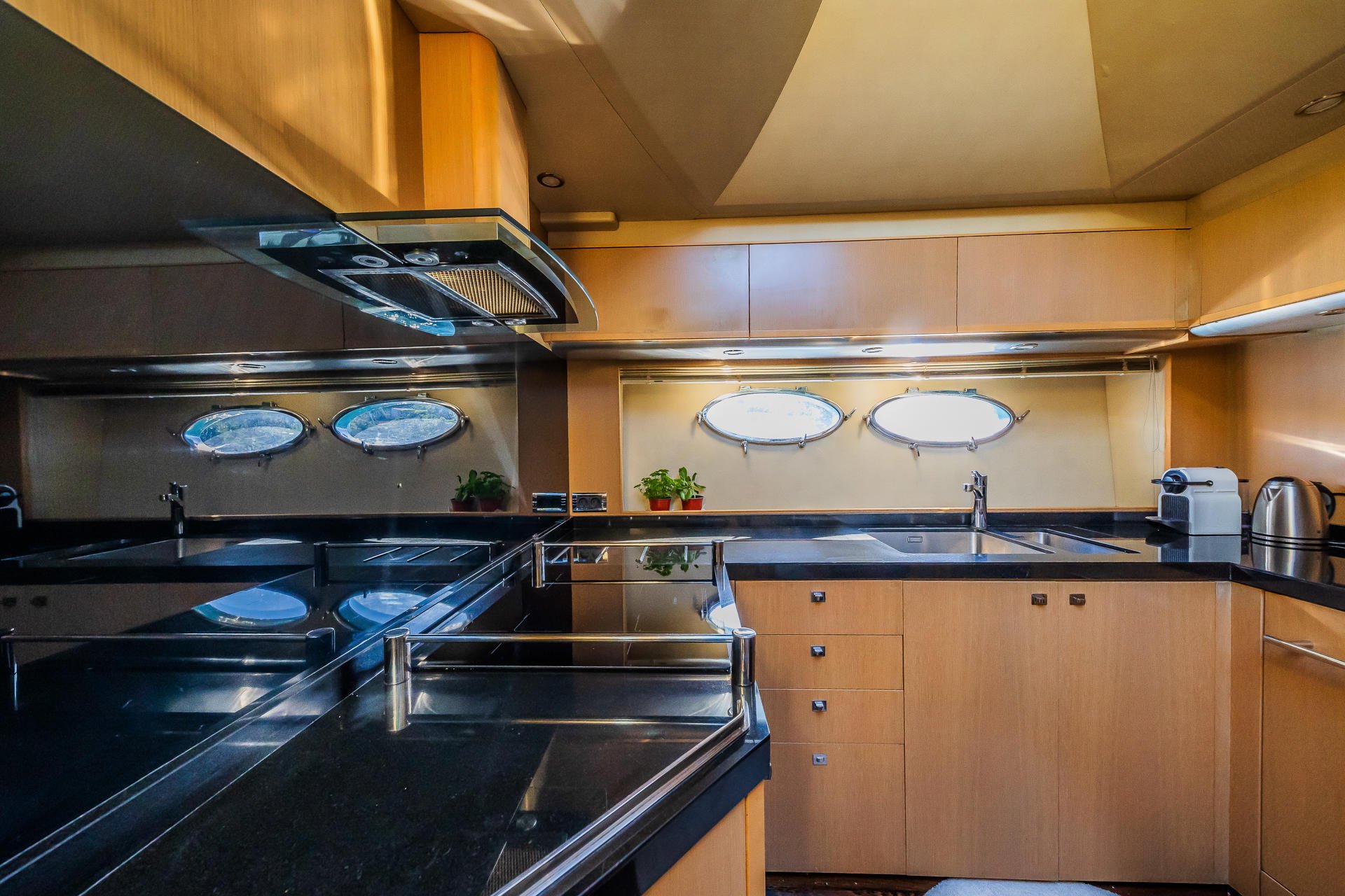 25-Gitana-II-galley_.jpg
