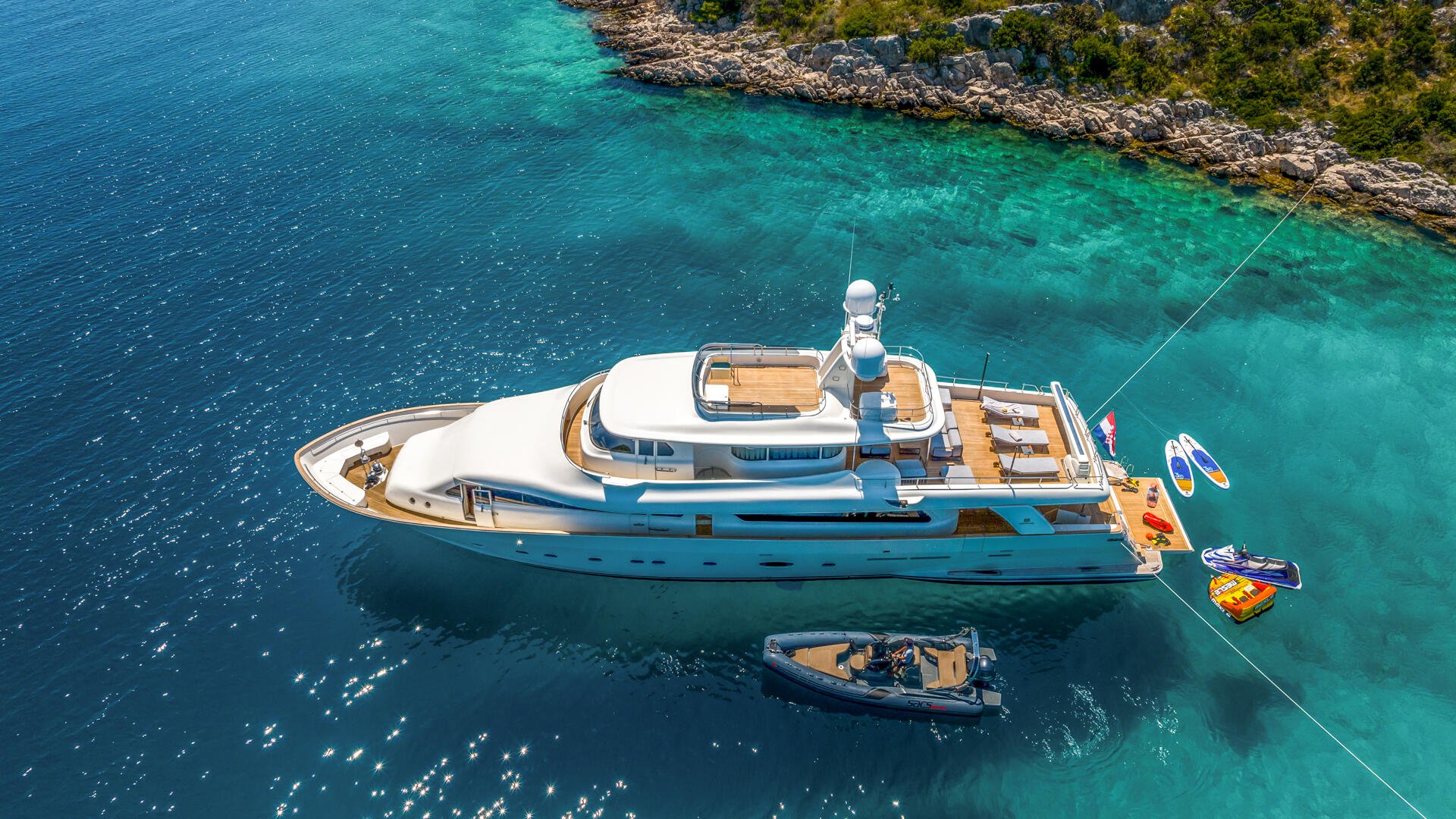 04-Klobuk-portside-anchored_.jpg