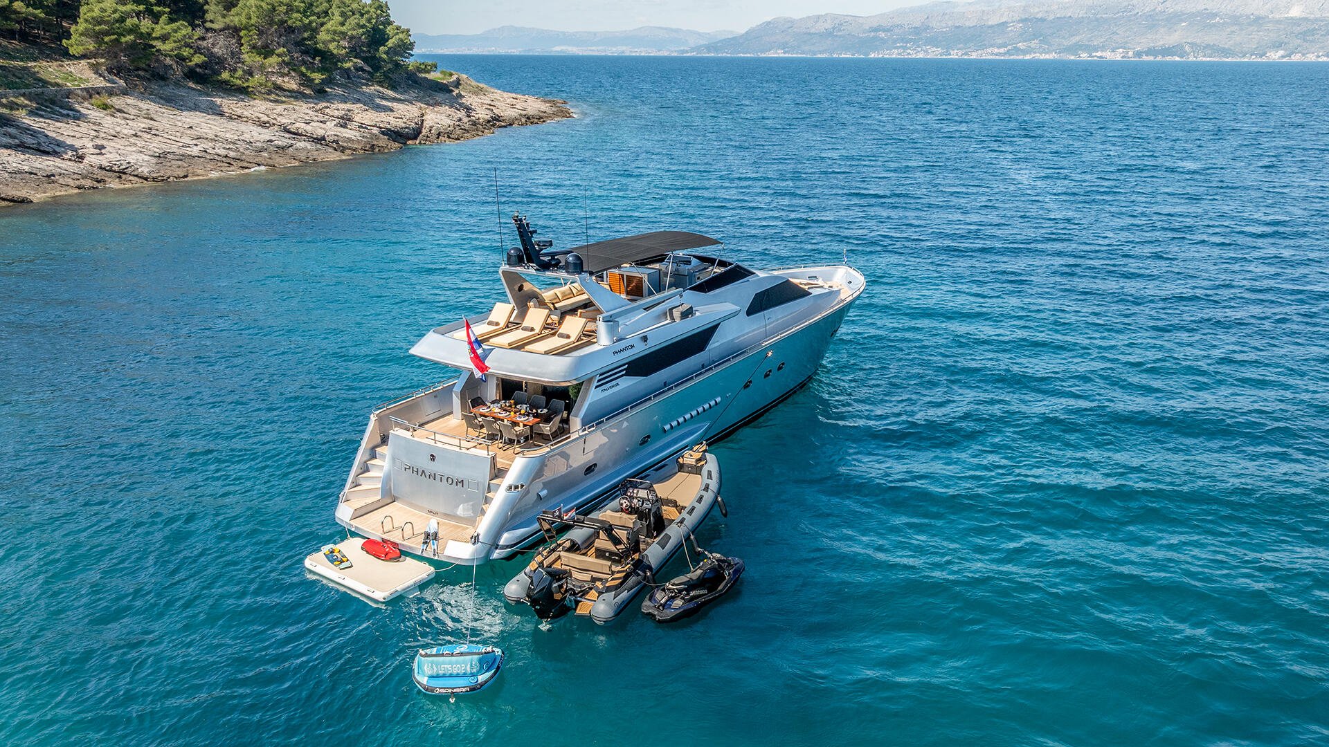 05-Phantom-at-anchor-in-style_.jpg