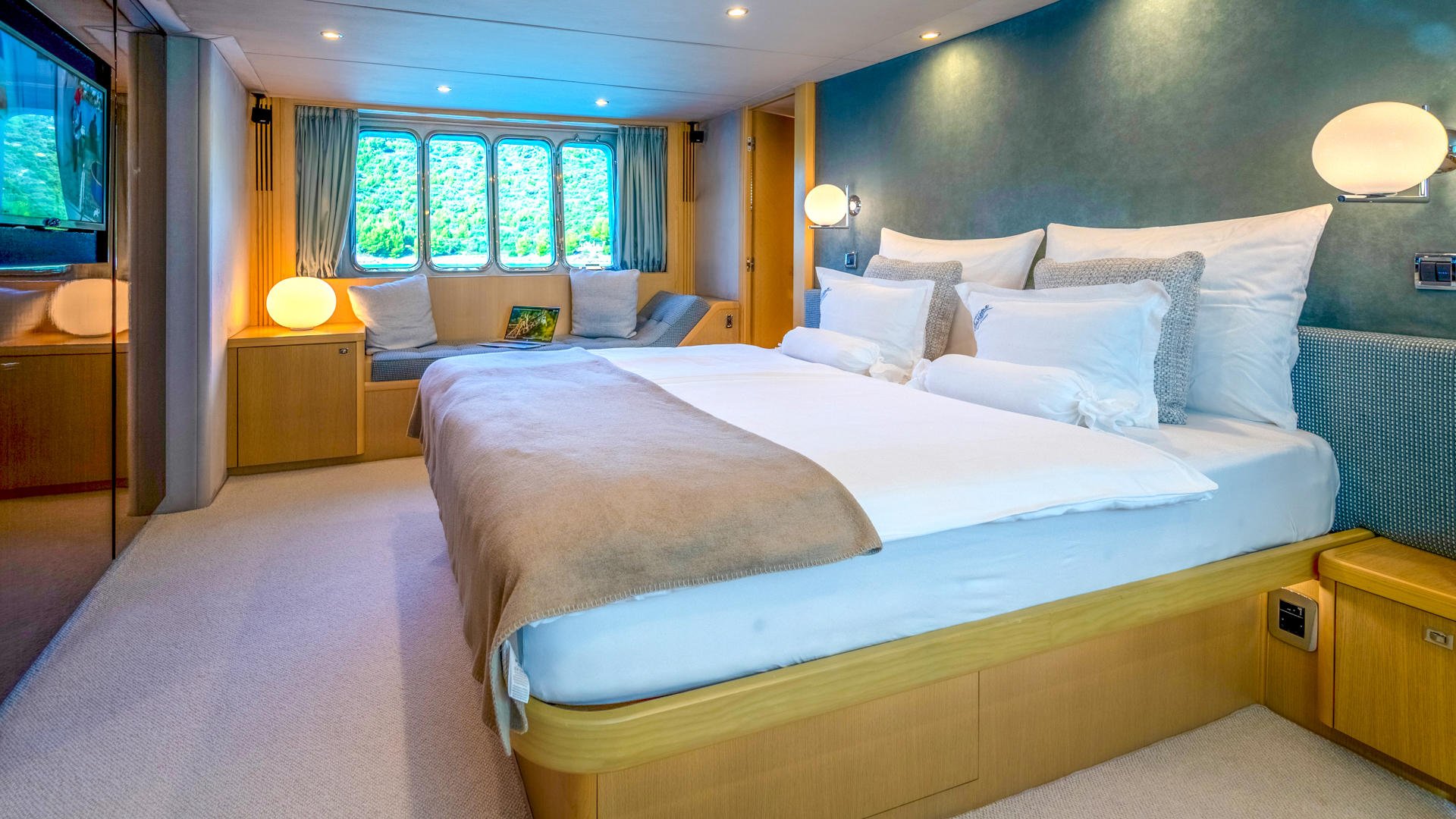 17-INSIEME-Master-cabin_.jpg