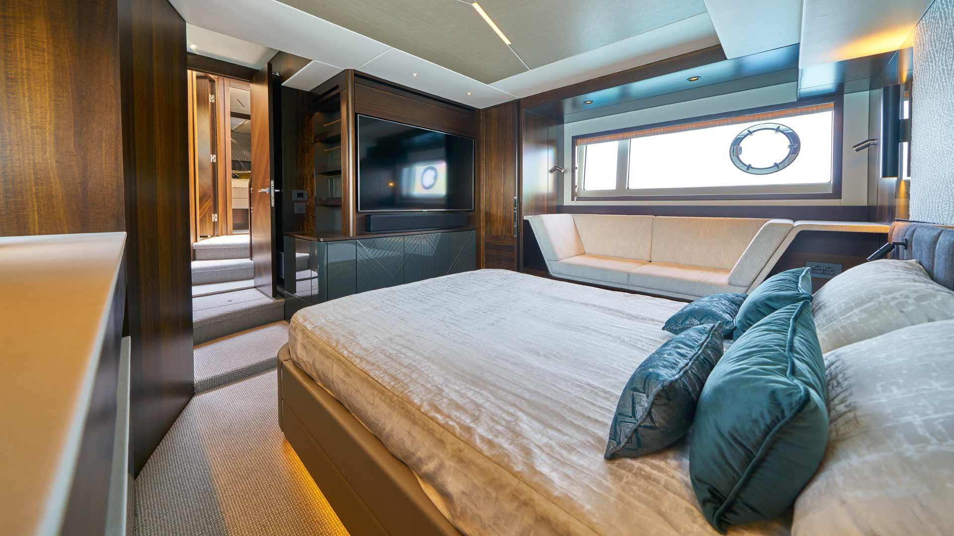 24-Apolo-double-bed-cabin-1.jpg