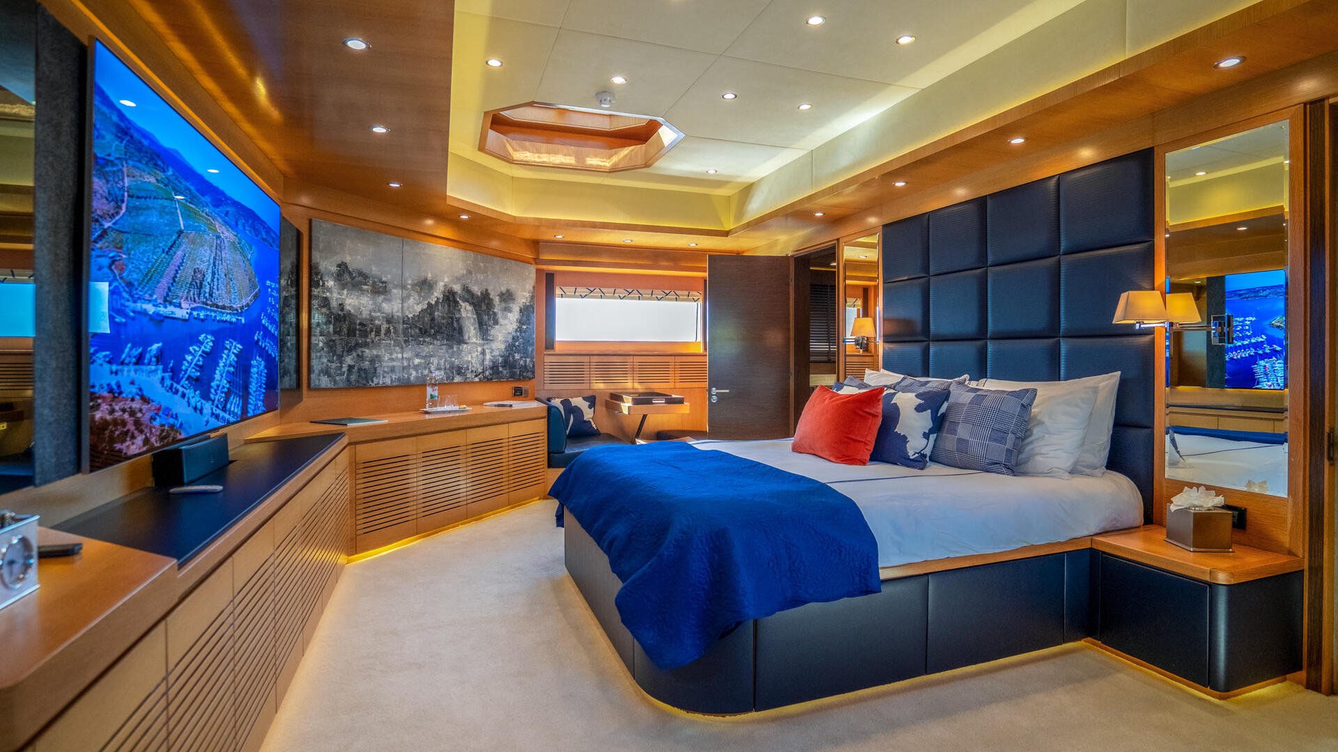 21-Silent-World-Master cabin_.jpg