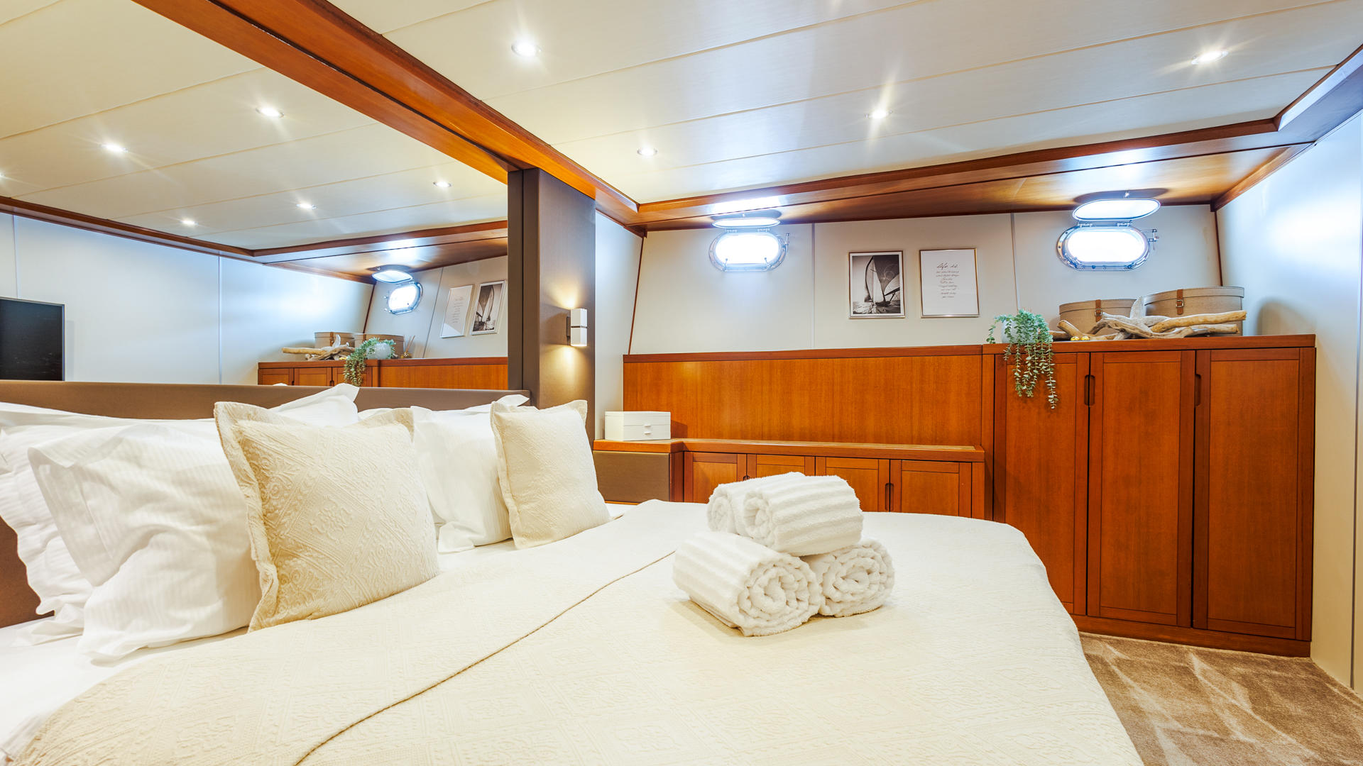 23-SAN-LIMI-VIP-cabin-side-view_.jpg