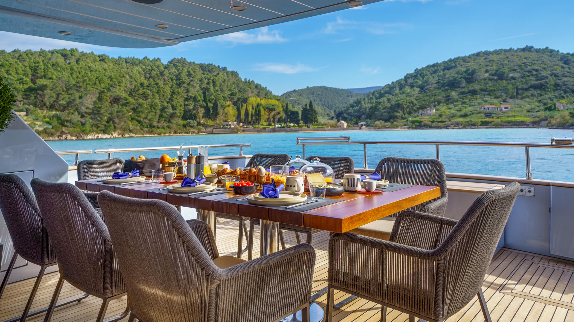 10-Phantom-gourmet-breakfast-on-deck_.jpg