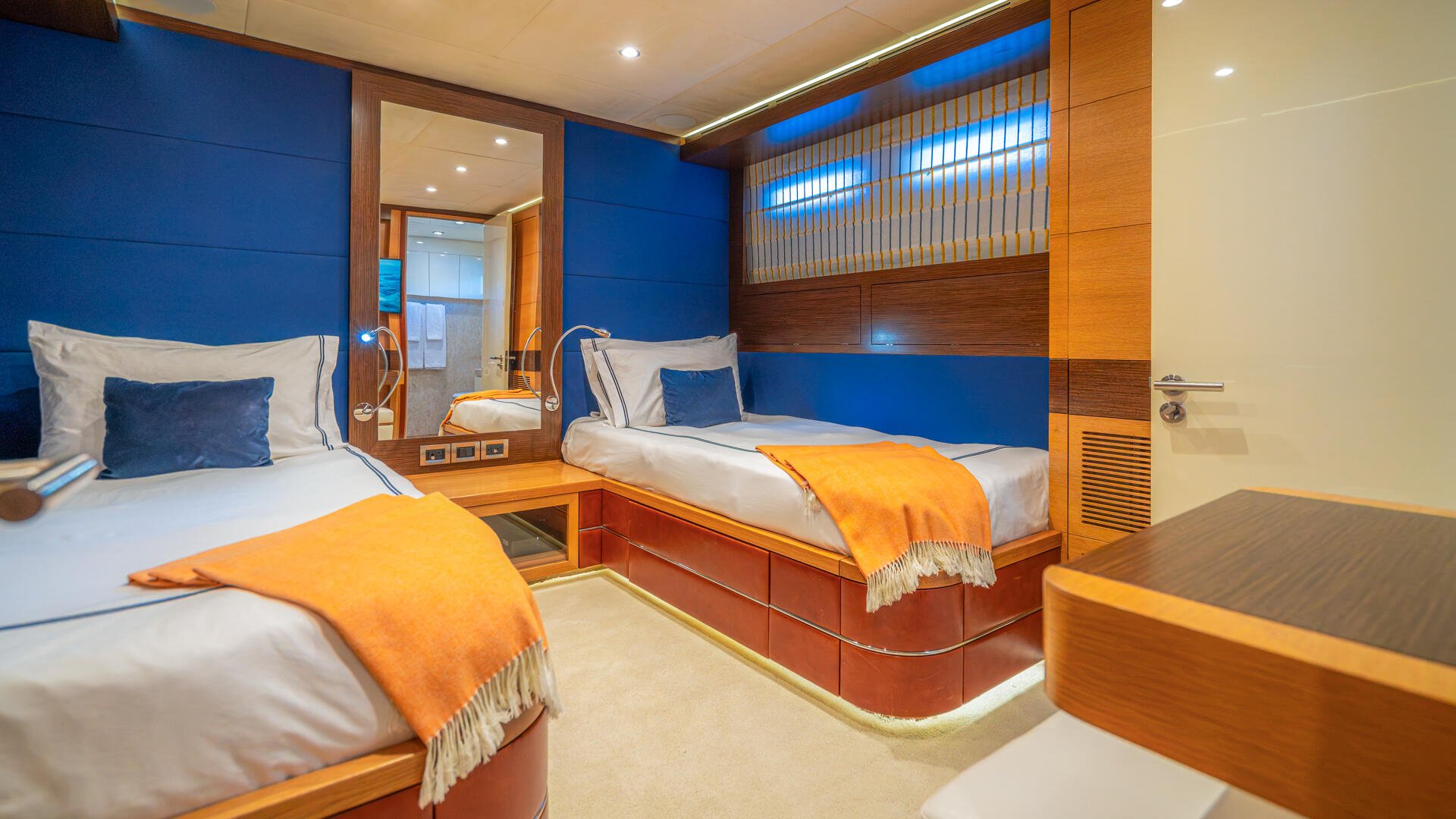 26-Silent-World-Twin-cabin_.jpg