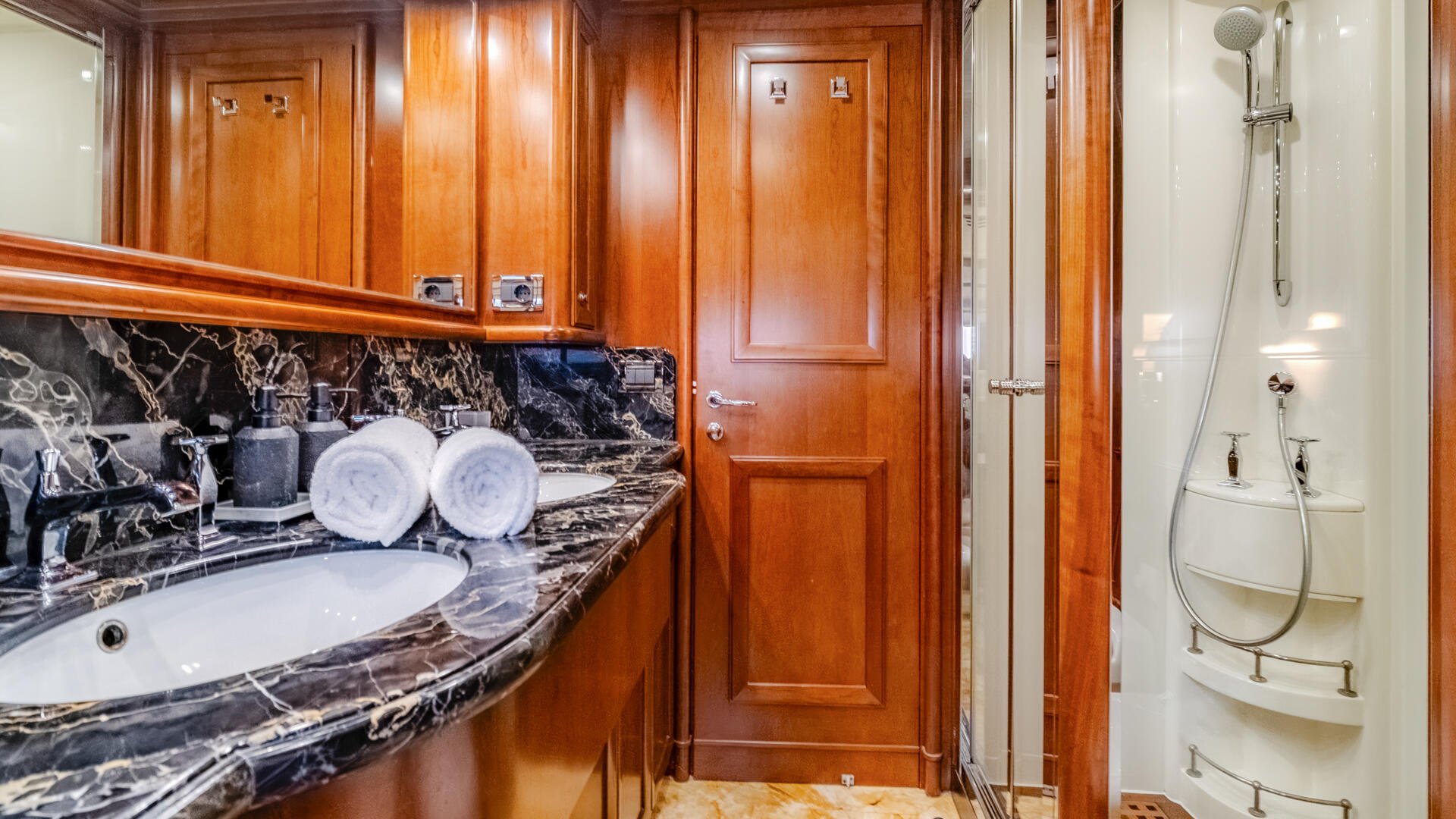 28-Klobuk-Master-ensuite_.jpg