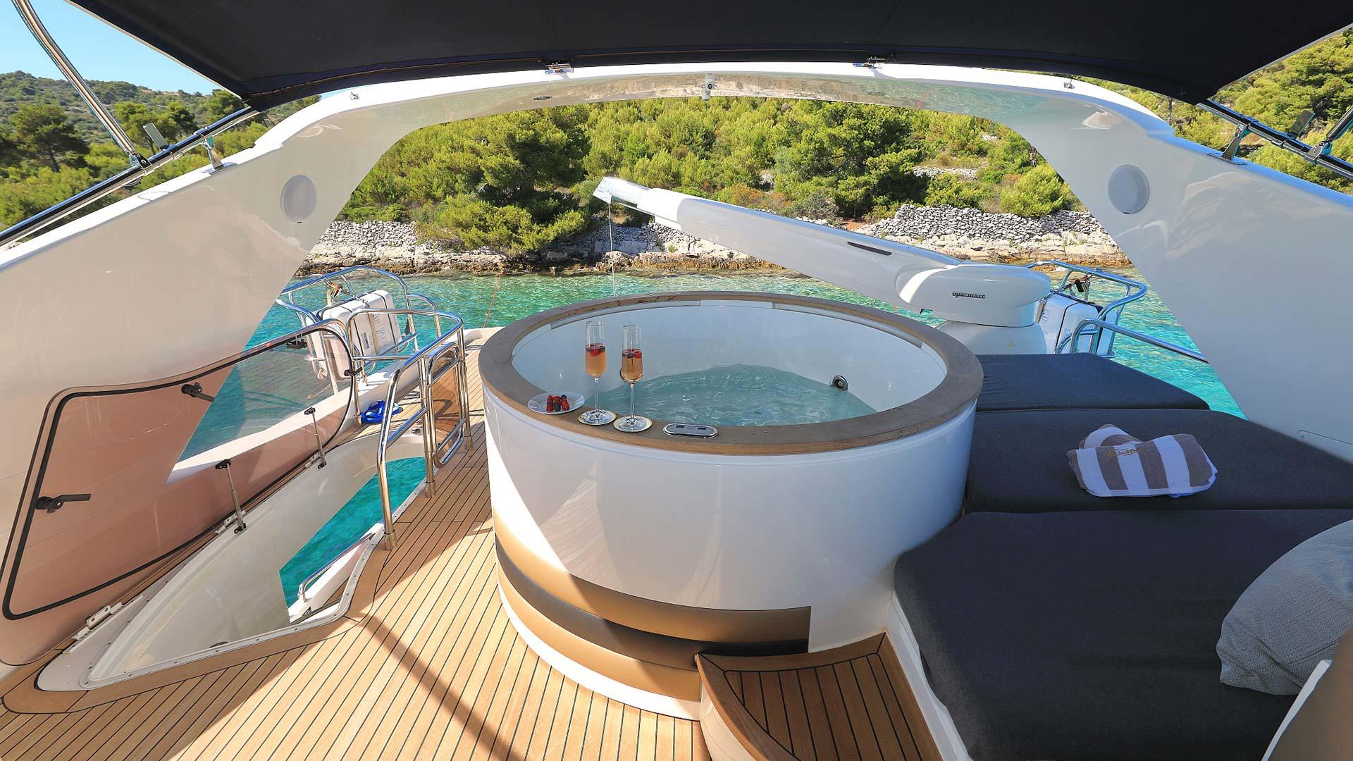 11-INSIEME-Jacuzzi-sundeck_.jpg