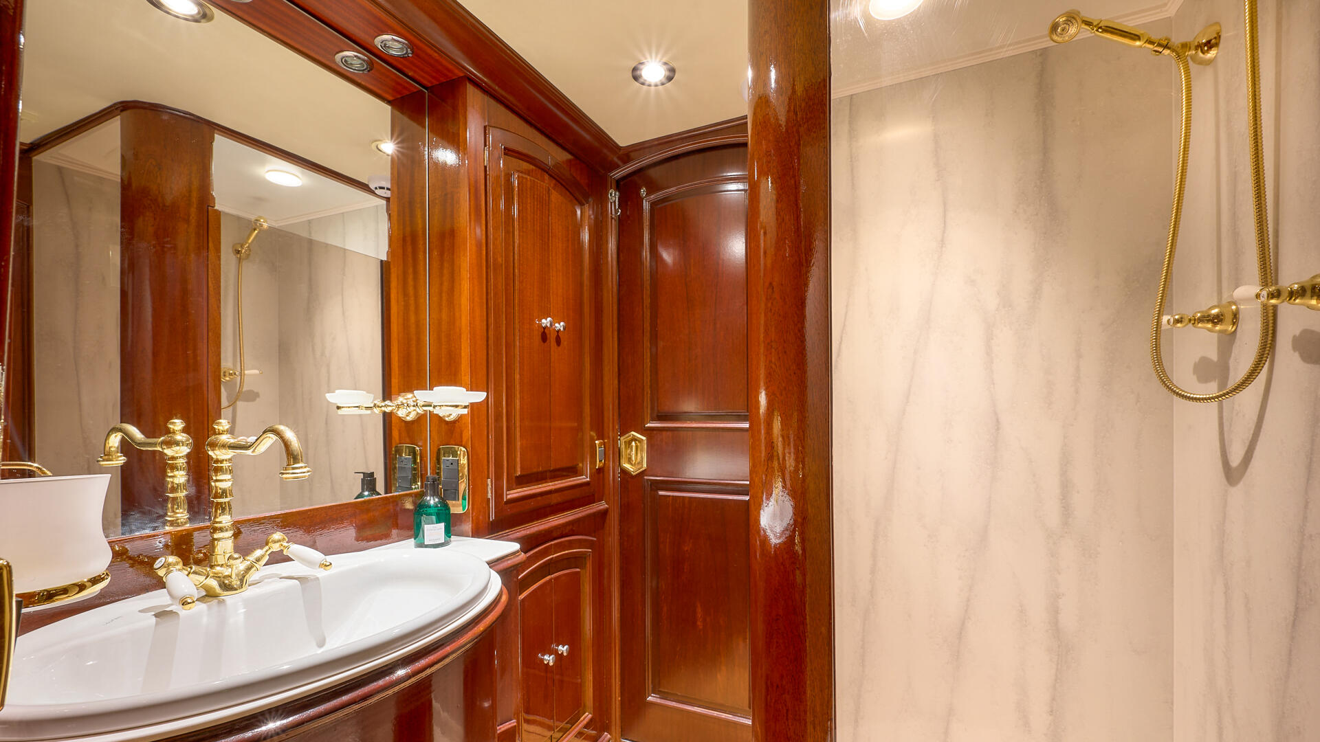 20-To-Je-To-upper-deck-bathroom_.jpg