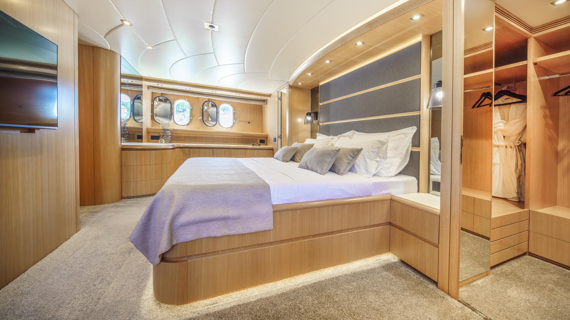 26-Master-cabin-side-view_.jpg