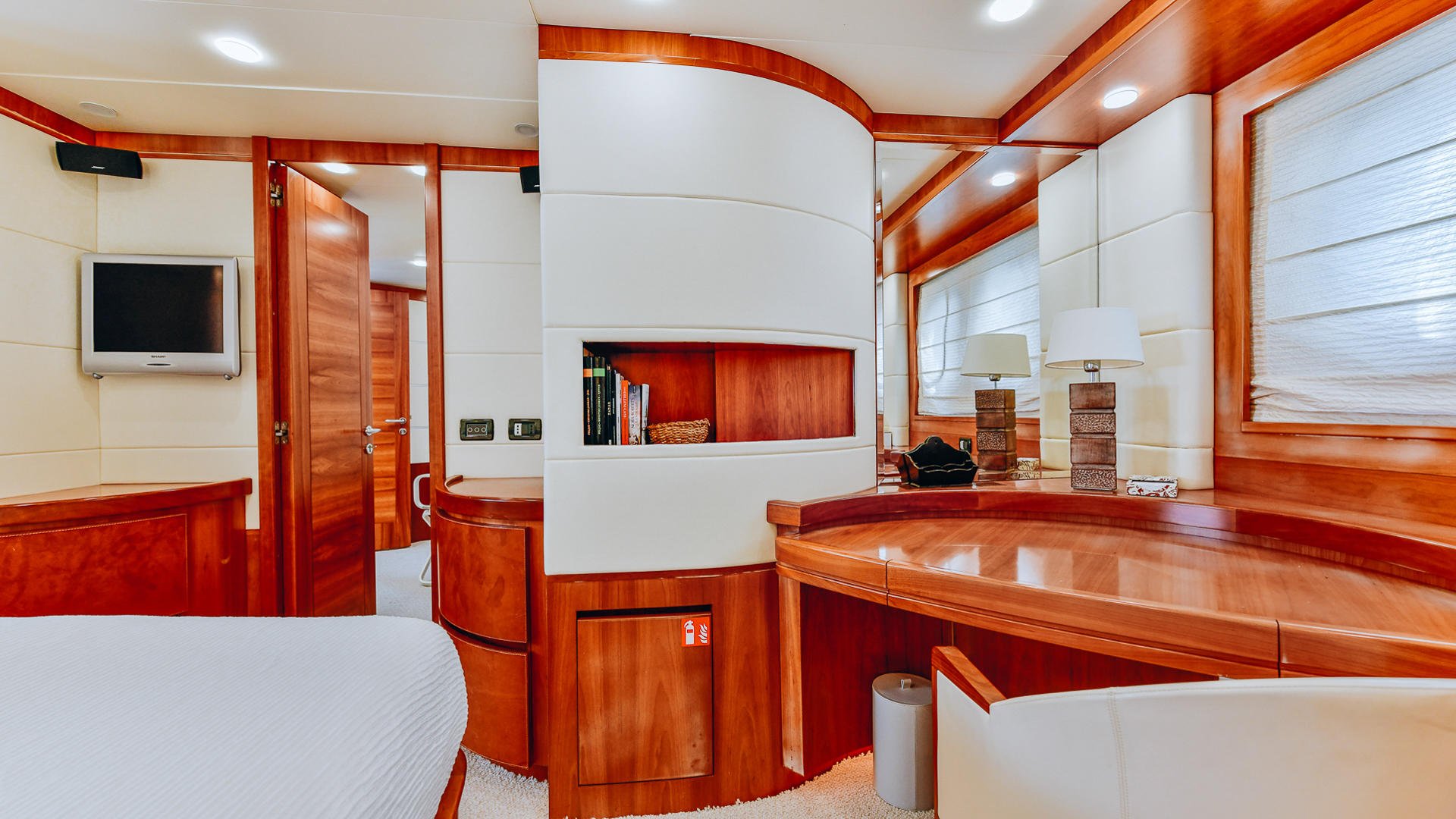 16-SEA-LADY-Double-cabin-cosmetic-table.jpg