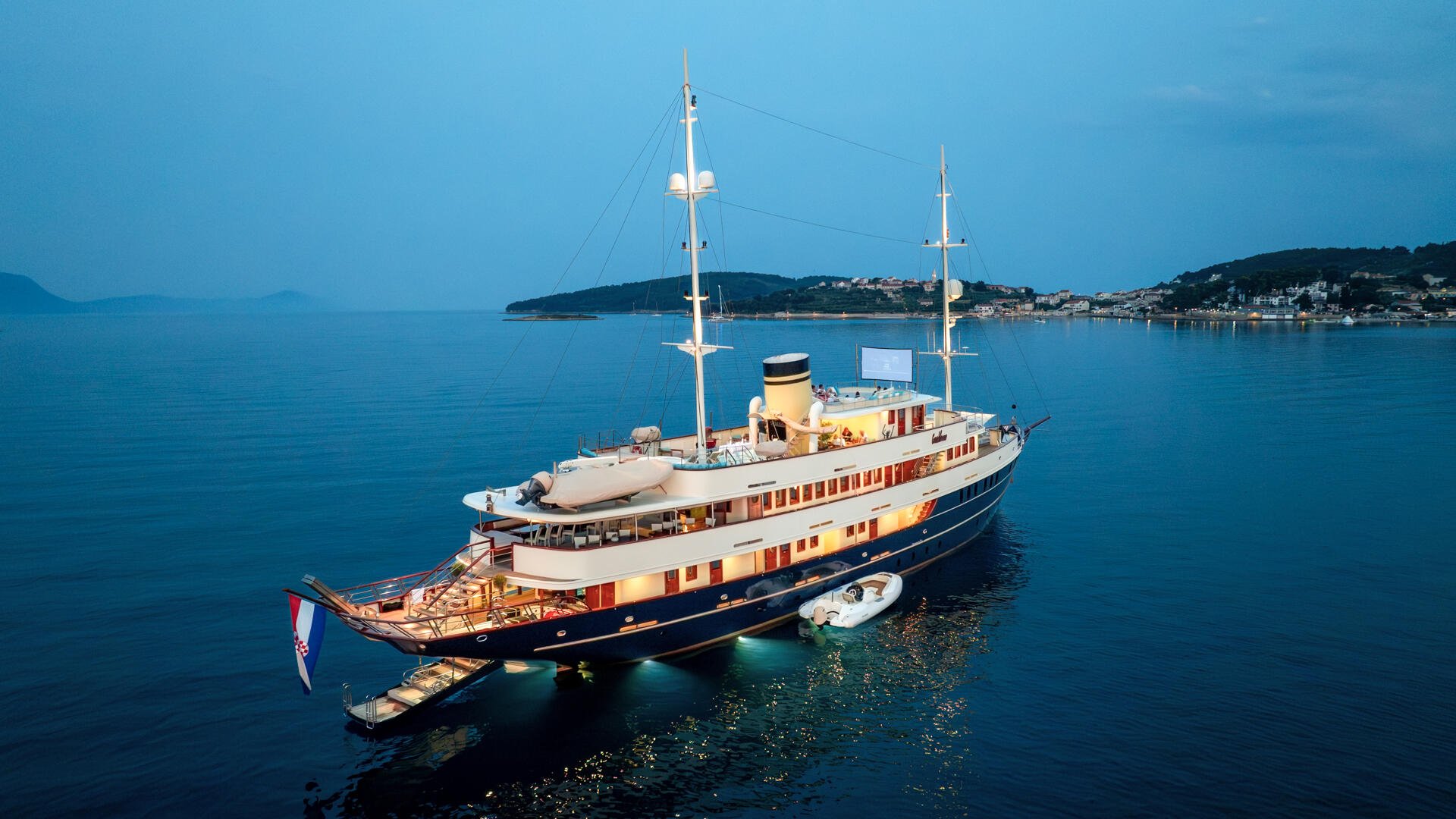 04-Casablanca-starboard_.jpg