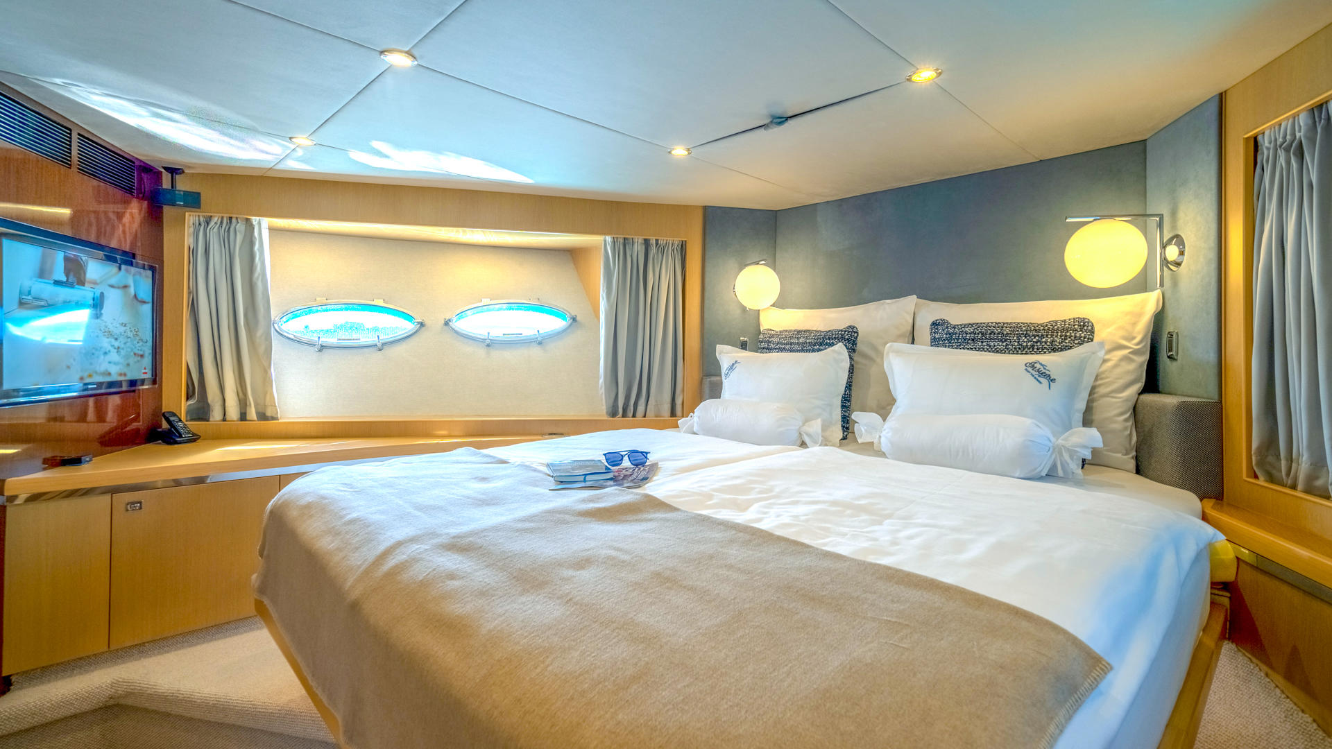 20-INSIEME-VIP-cabin_.jpg