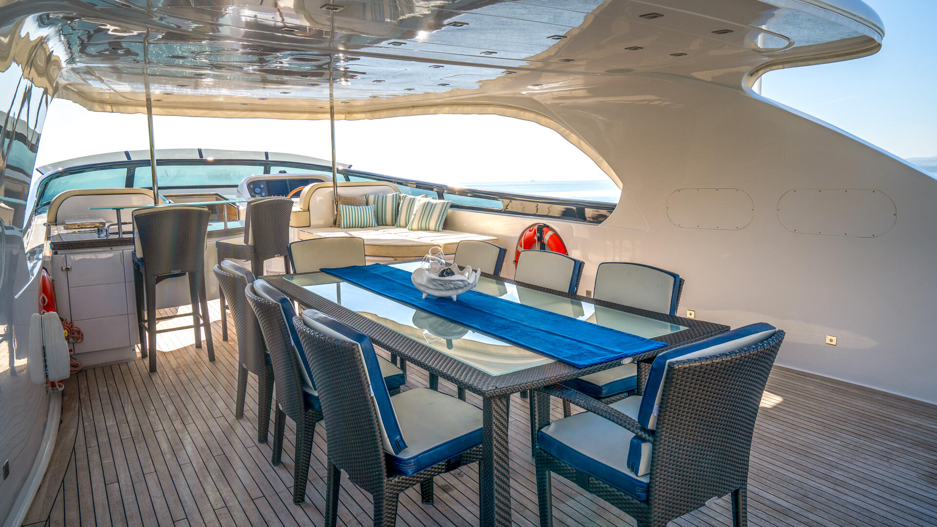 08-Cynthia-flybridge-dining-table_.jpg