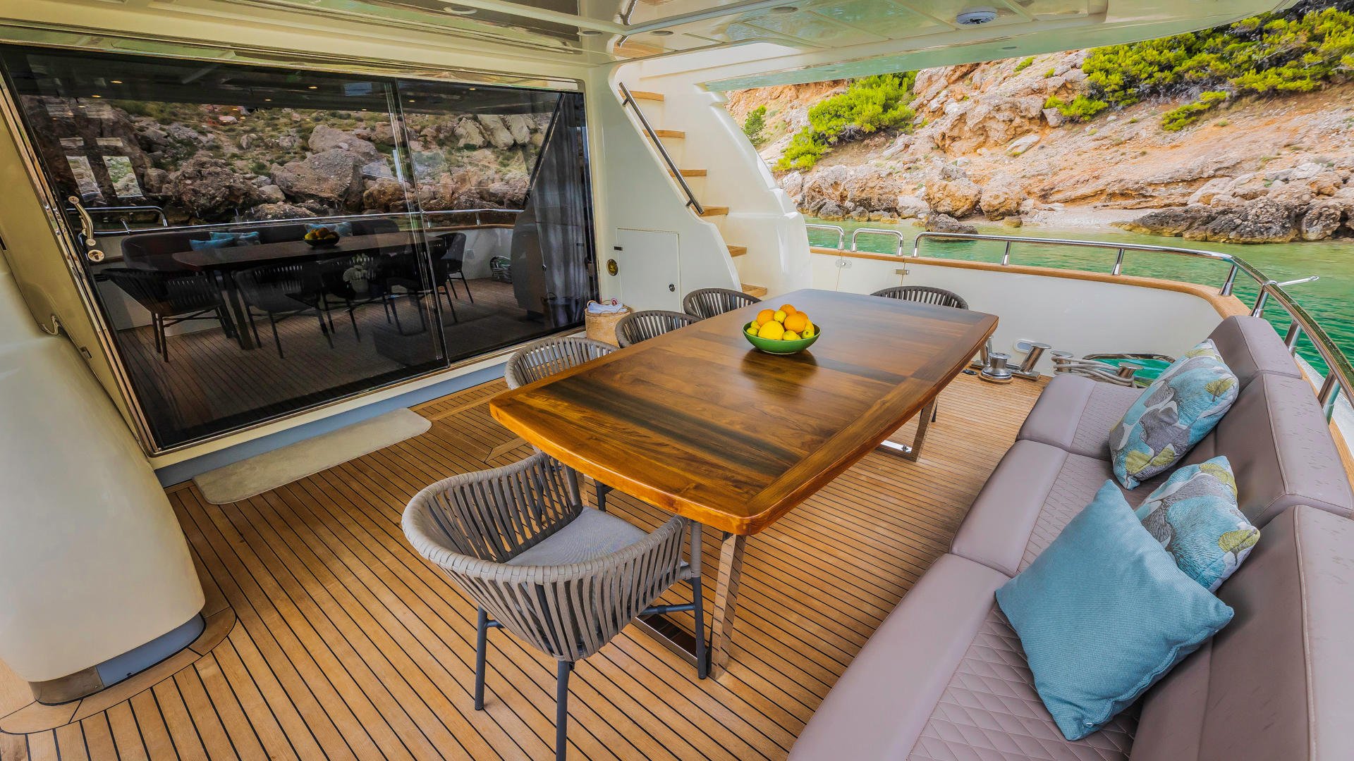 14-KARISMA-aft-table_.JPG
