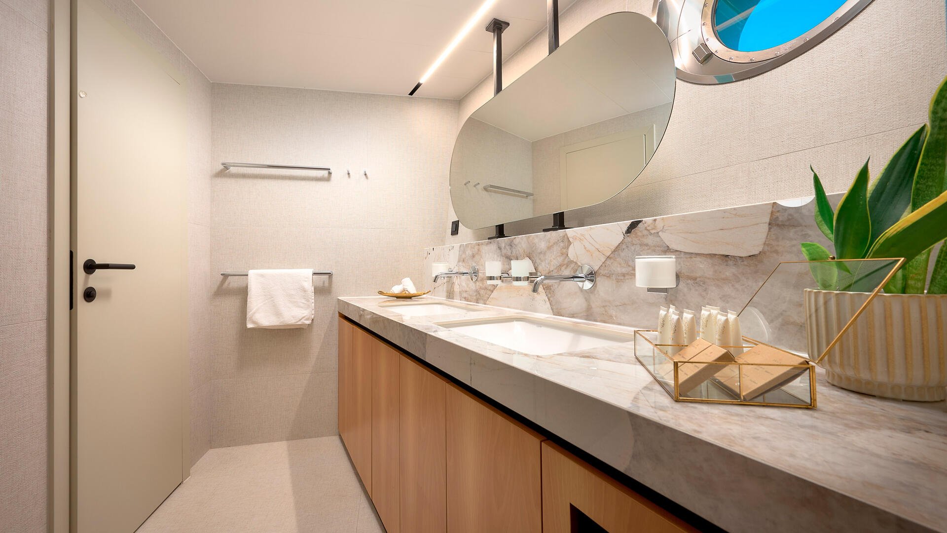 36-Marallure-Master-en-suite-side-view_.jpg