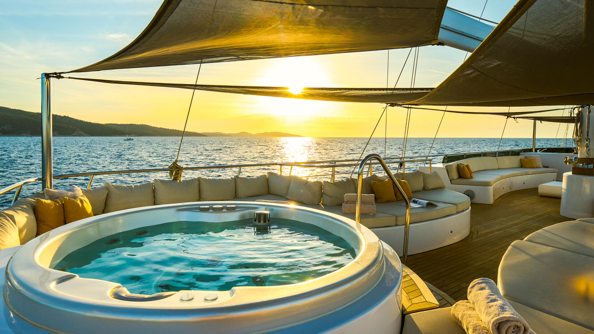 11-Lady-Gita-sundeck-jacuzzi_.jpg