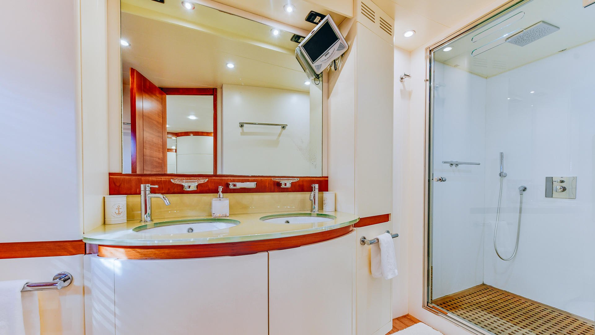 17-SEA-LADY-Double-cabin-bathroom-.jpg