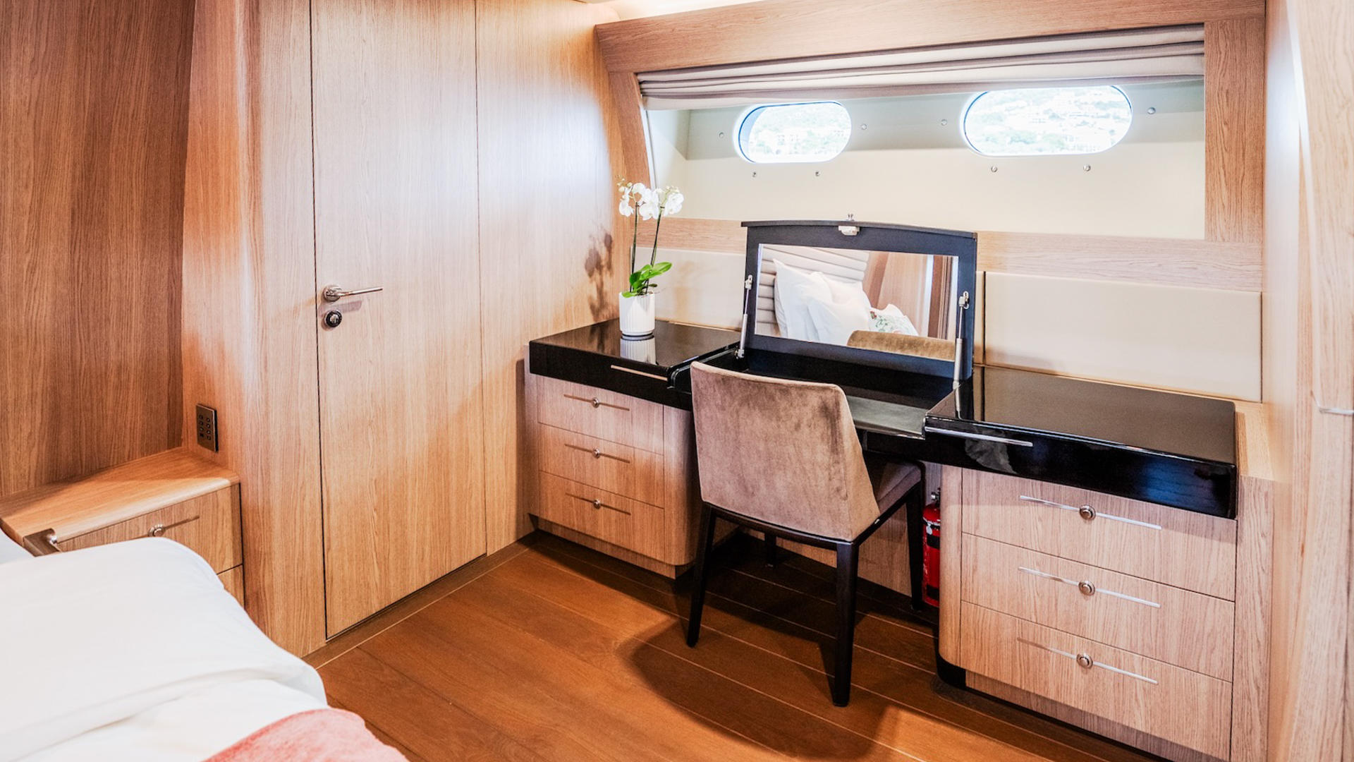 23-Dream-cosmetic-table_.jpg