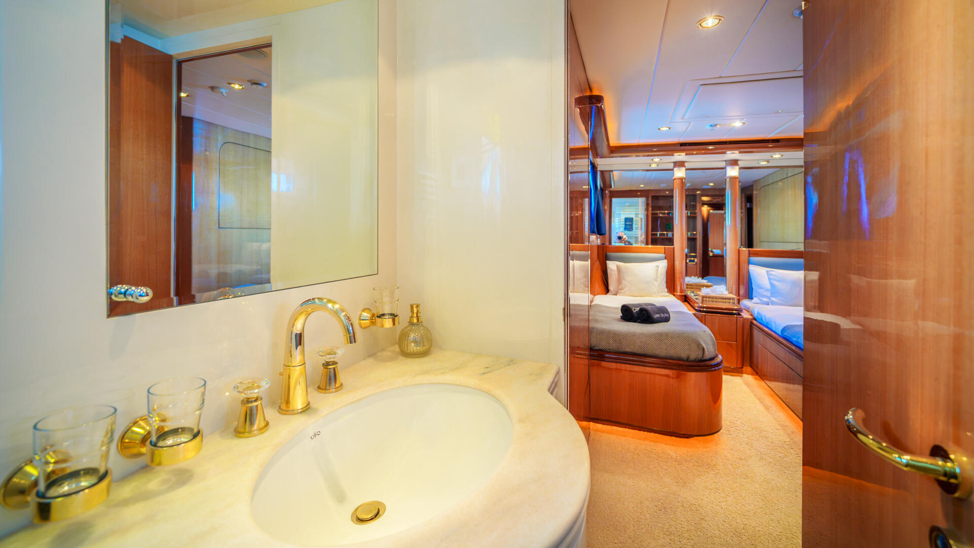 25-Conte-Stefani-Twin-cabin-ensuite_.jpg