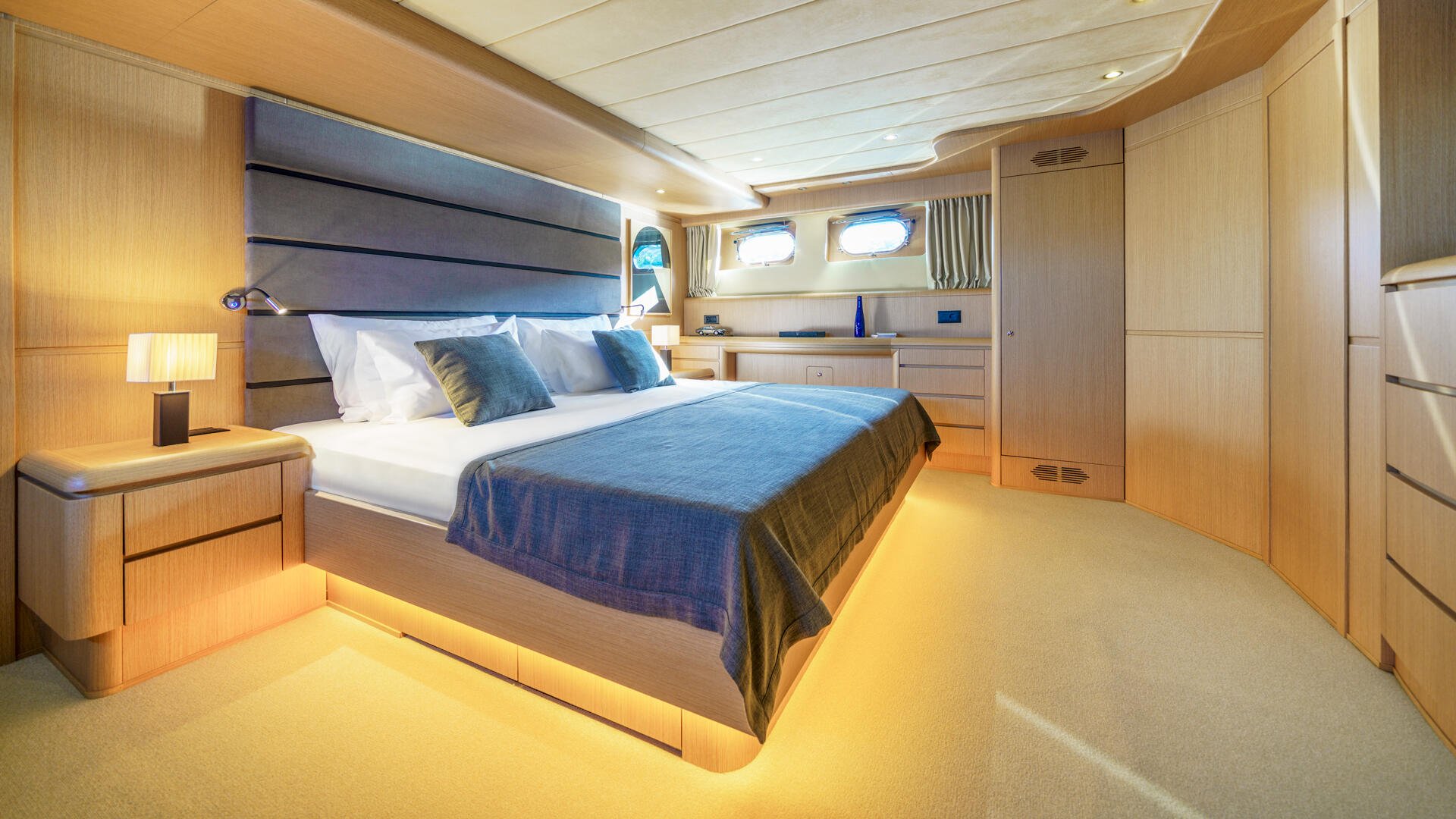 21-Phantom-master-cabin_.jpg