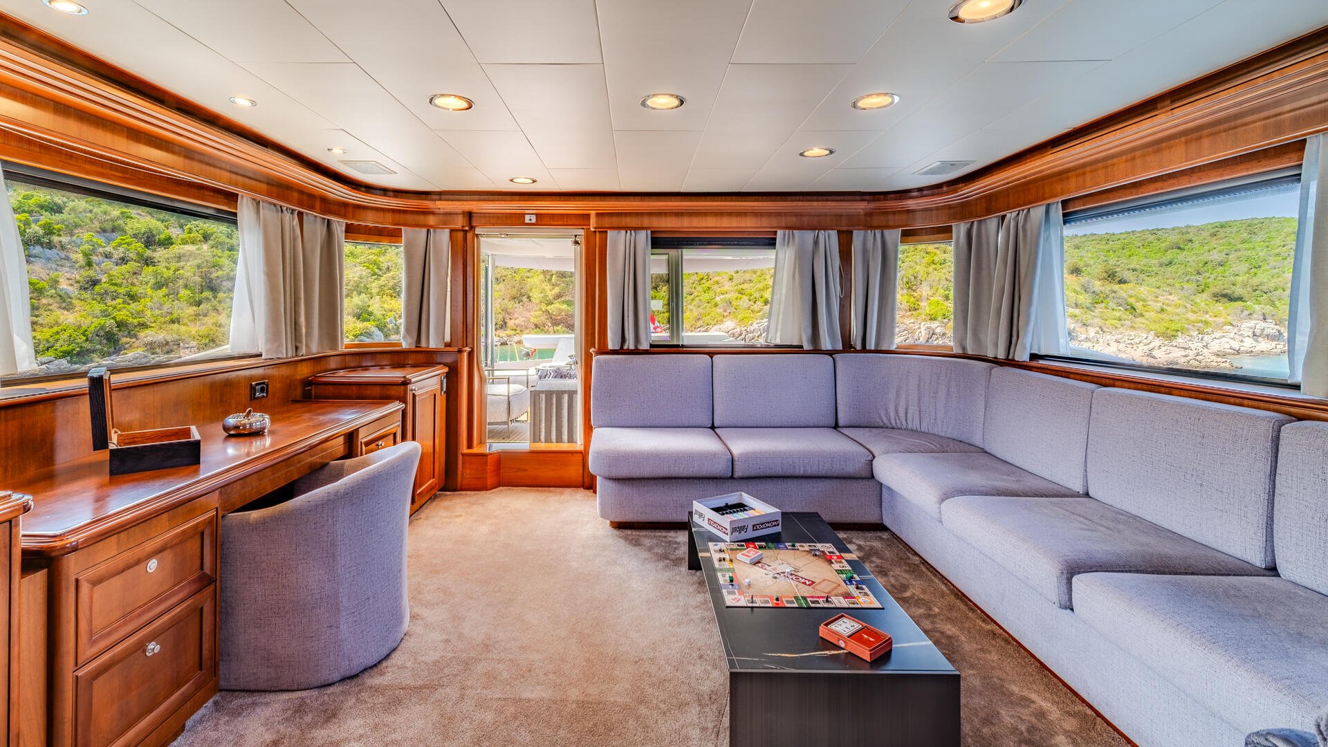 22-Klobuk-flybridge-salon_.jpg