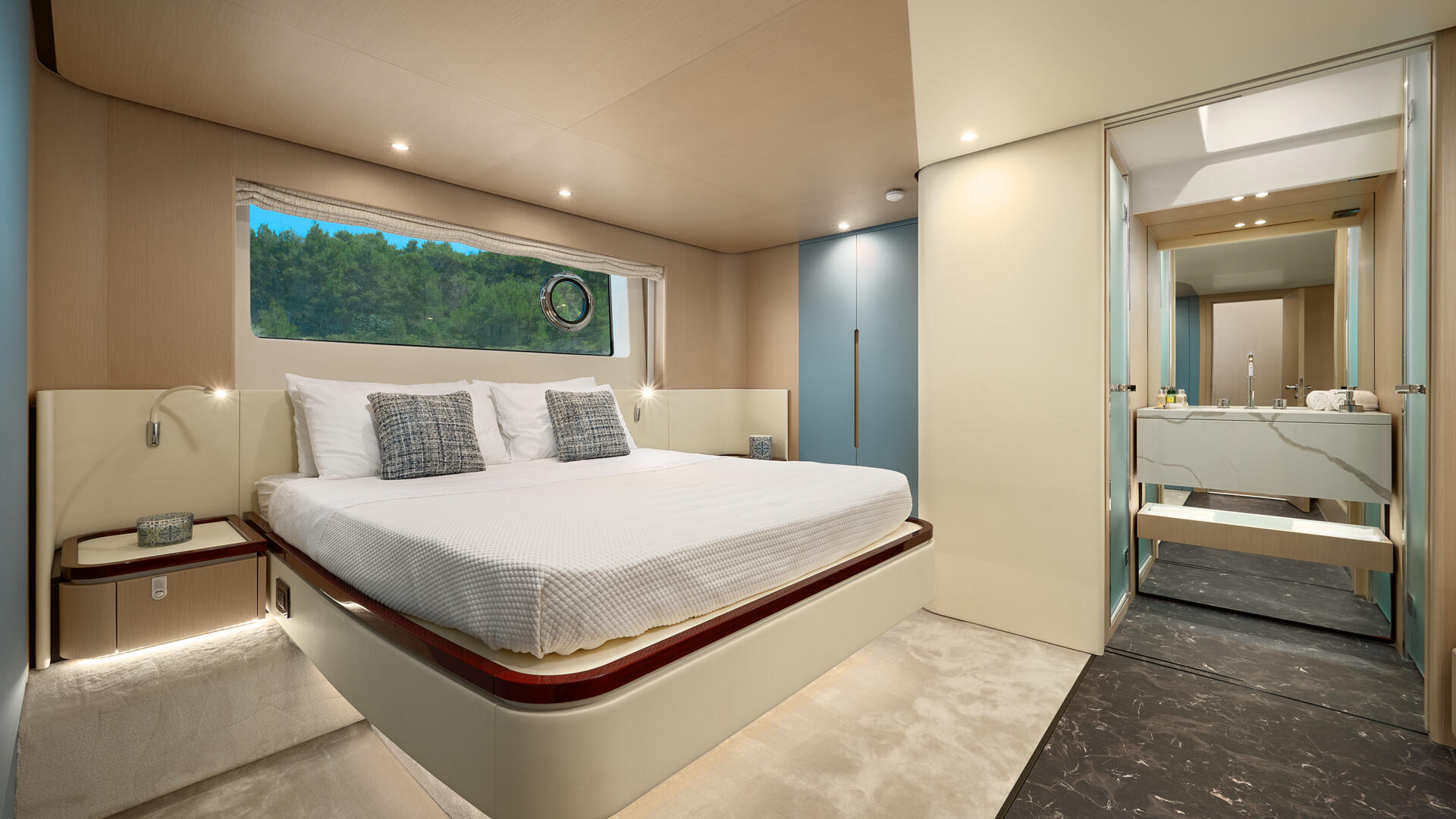 29-Aglaya-Master-cabin_.jpg