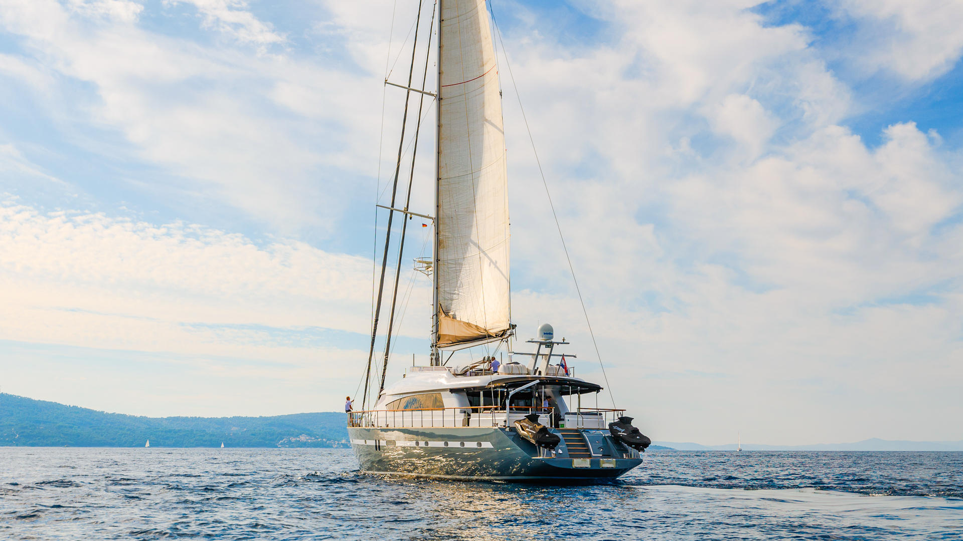 07-SAN-LIMI-sailing-stern-view_.jpg
