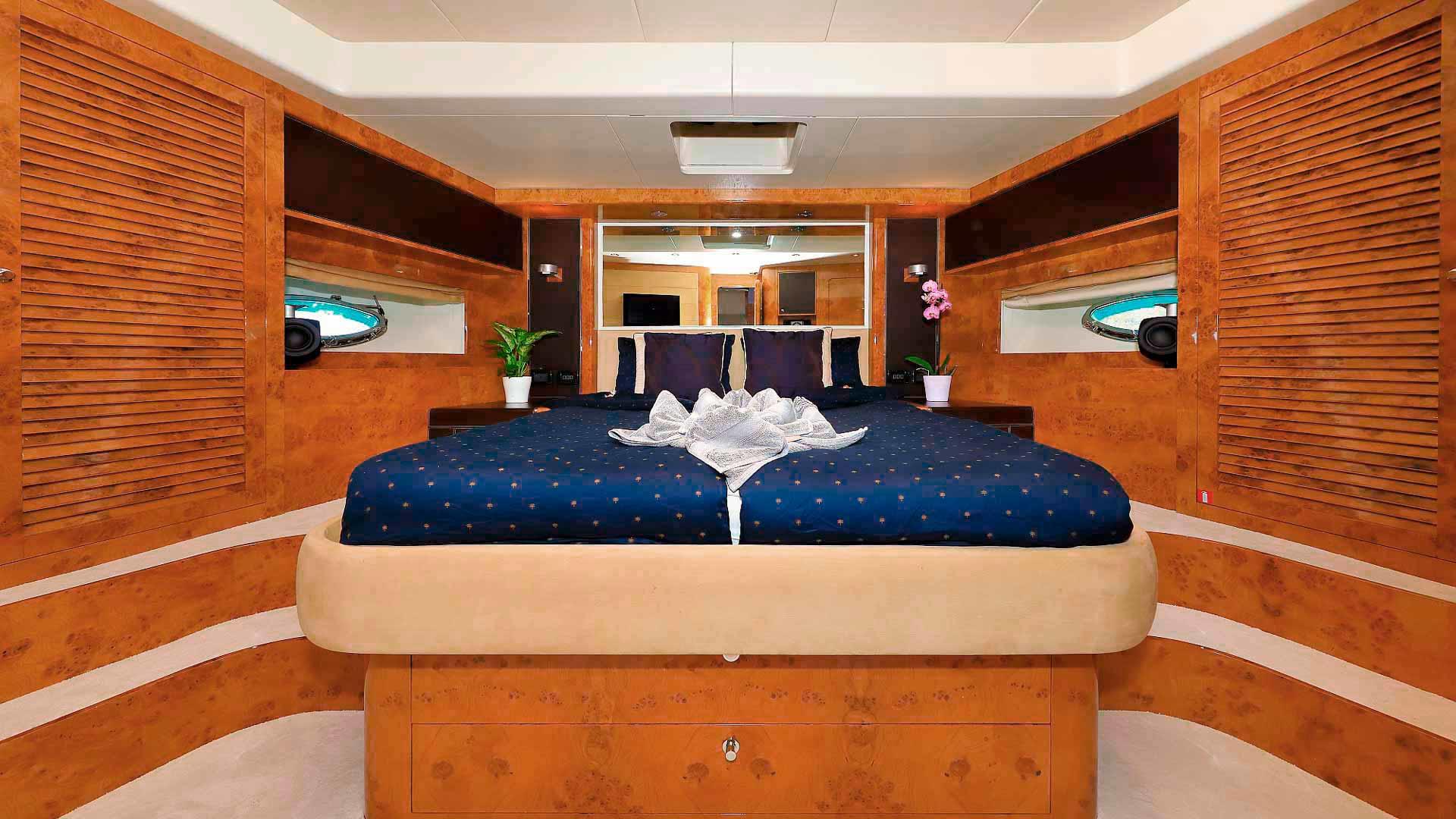 29--Riva-85-VIP-cabin.jpg