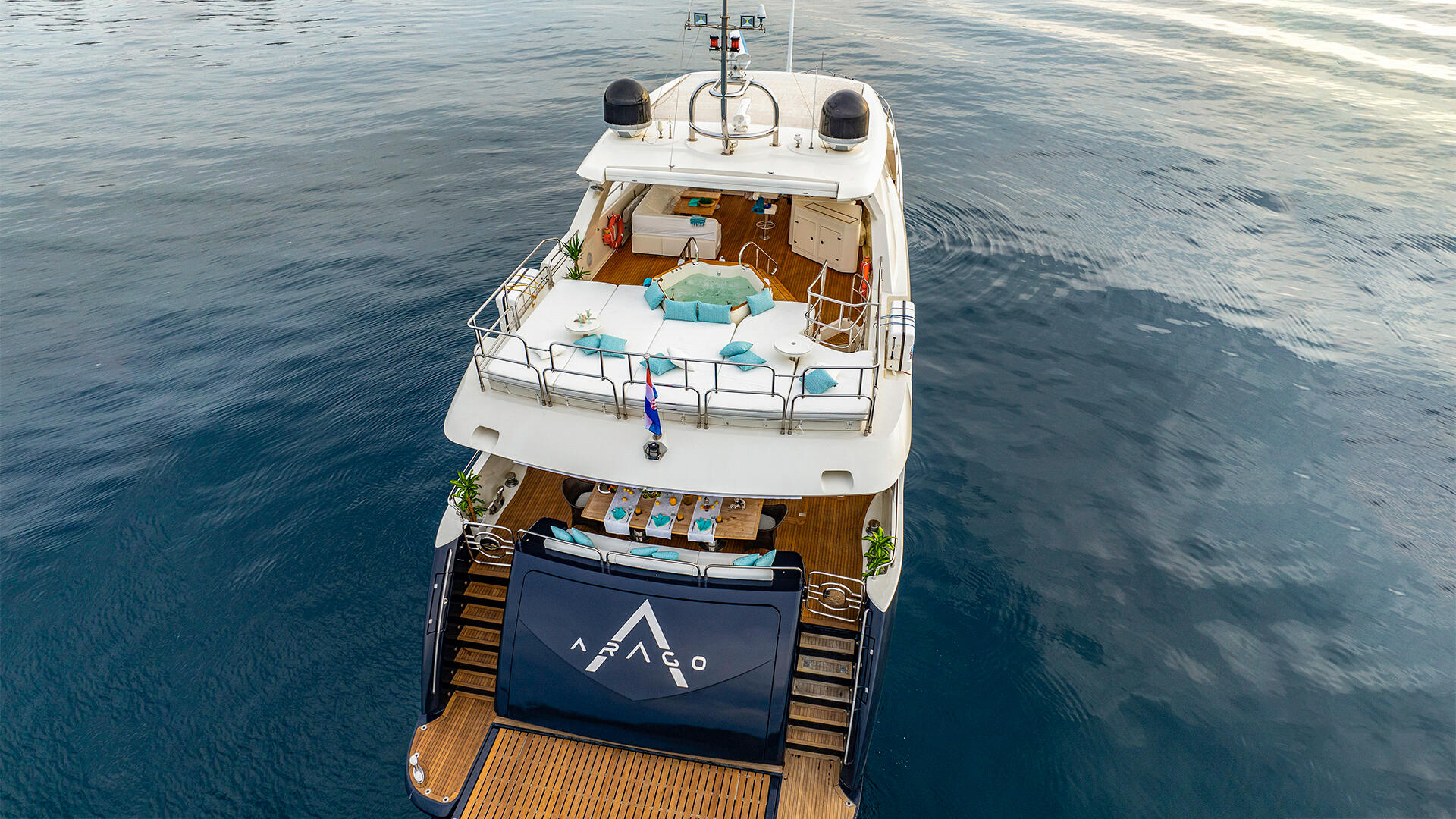 05-Arago-flybridge-aerial.jpg _ _.JPG