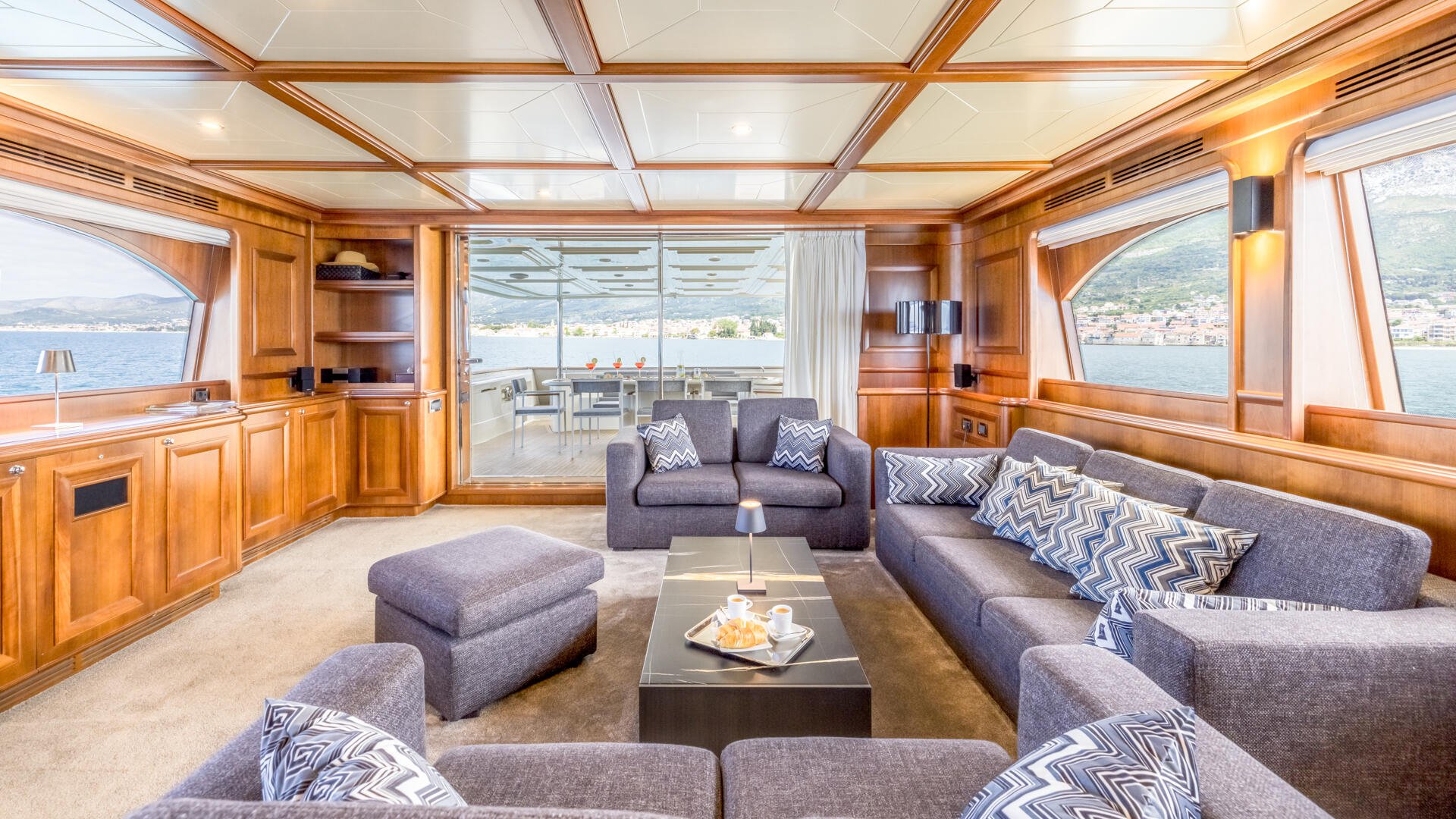 17-Klobuk-salon-view-towards-stern_.jpg